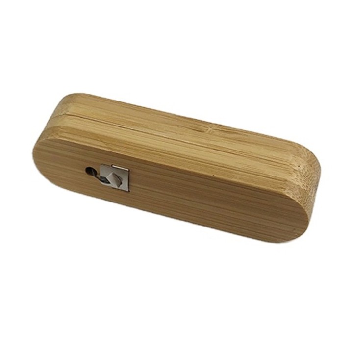 Biologisch abbaubare Zahnseide in ihrer magnetischen Bambusbox